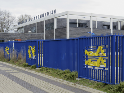 907224 Afbeelding van het hekwerk, met 'zwemreliëfs', voor de entree van het Zwembad Krommerijn (Weg naar Rhijnauwen 3) ...